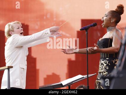 New York, Usa. August 2021. Marin Alsop und das New York Philharmonic dirigieren, während Jennifer Hudson am Samstag, den 21. August 2021, beim „We Love NYC: The Homecoming Concert“ im Central Park in New York City auftritt. Das Ereignis endete abrupt, als Gewitter und Blitze im Zusammenhang mit dem Wirbelsturm Henri in das Gebiet zogen. Foto von John Angelillo/UPI Credit: UPI/Alamy Live News Stockfoto