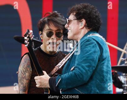 New York, Usa. August 2021. Arnel Pineda (L) und Neal schon von Journey treten am Samstag, dem 21. August 2021, beim „We Love NYC: The Homecoming Concert“ im Central Park in New York City auf. Das Ereignis endete abrupt, als Gewitter und Blitze im Zusammenhang mit dem Wirbelsturm Henri in das Gebiet zogen. Foto von John Angelillo/UPI Credit: UPI/Alamy Live News Stockfoto