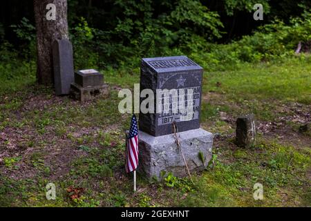 24. Juli 2021; Bloomington, Indiana: Veteranengrab im Bürgerkrieg. Das Spielzeug am Grab von „Baby Lester“ wurde in den letzten Tagen, am Samstag, den 24. Juli 2021, im Morgan-Monroe State Forest im Norden von Monroe County, von Vandalen in Brand gesetzt. Der Friedhof, der näher an Martinsville als Bloomington liegt, hat den Ruf, angeblich verfolgt zu werden. (Foto von Jeremy Hogan/The Bloomingtonian) Stockfoto