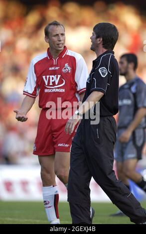 Köln Deutschland 16.8.2002, Fußball: 2. Bundesliga-Saison 2002/03, 1. FC Köln (KOE, rot) gegen MSV Duisburg (MSV, grau) 4:3 – MATTHIAS SCHERZ, FRIEDHELM FUNKEL (KOE) Stockfoto