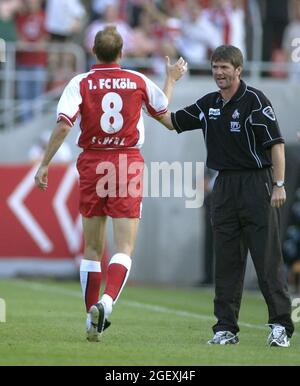 Köln Deutschland 16.8.2002, Fußball: 2. Bundesliga-Saison 2002/03, 1. FC Köln (KOE, rot) gegen MSV Duisburg (MSV, grau) 4:3 – MATTHIAS SCHERZ, FRIEDHELM FUNKEL (KOE) Stockfoto