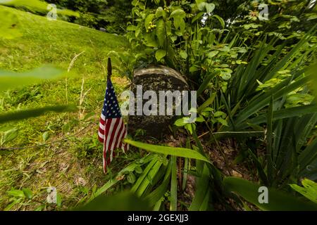 24. Juli 2021; Bloomington, Indiana: Napoleon B. Platt Grabstein auf dem Stepp Friedhof. Platt diente während des amerikanischen Bürgerkrieges in der Company E der 2. Ohio Cavalry. Das Spielzeug am Grab von „Baby Lester“ wurde in den letzten Tagen, am Samstag, den 24. Juli 2021, im Morgan-Monroe State Forest im Norden von Monroe County, von Vandalen in Brand gesetzt. Der Friedhof, der näher an Martinsville als Bloomington liegt, hat den Ruf, angeblich verfolgt zu werden. (Foto von Jeremy Hogan/The Bloomingtonian) Stockfoto