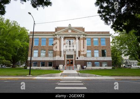 Fußgängerübergang zum Benton County Courthouse in Prosser, Washington Stockfoto