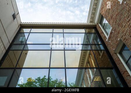 Reflexionen im Atrium zwischen dem alten und dem neuen Teil des Benton County Courthouse in Prosser, Washington, USA Stockfoto