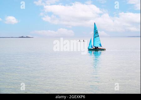 Segeln und Paddle-Boarding, entlang der Küste von Southend on Sea, Essex, Großbritannien, Stockfoto