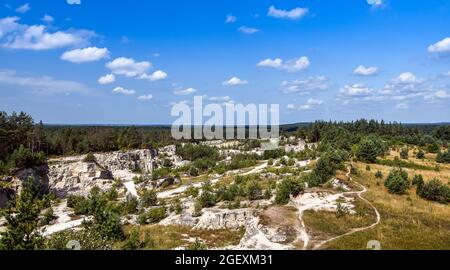 Luftaufnahme des Kalksteinbruchs in Józefów, Roztocze, Polen. Wald im Hintergrund. Panoramablick. Stockfoto