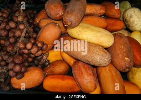 Chinesische gelbe Gurke und Salak, Schlangenfrucht, zum Verkauf auf einem lokalen Markt, Sabah, Borneo Stockfoto