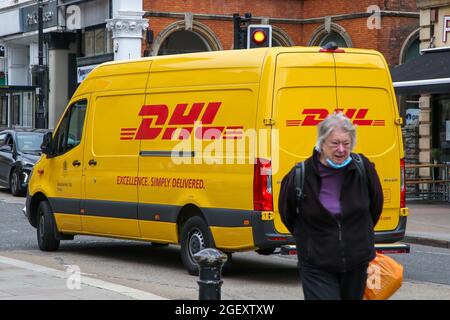 Bristol, Großbritannien. August 2021. Ein DHL Express-Paketzustellwagen wird in Bristol auf der Straße geparkt. (Foto: Dinendra Haria/SOPA Images/Sipa USA) Quelle: SIPA USA/Alamy Live News Stockfoto