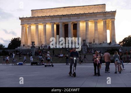 Washington, USA. August 2021. Touristen besuchen das Lincoln Memorial in der Abenddämmerung in Washington, DC, USA, 21. August 2021. Kredit: Ting Shen/Xinhua/Alamy Live Nachrichten Stockfoto