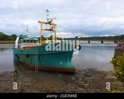 BELFAST REGISTRIERTER FISCHTRAWLER B449 MYTILUS IN KIRKCUDBRIGHT UNTER WARTUNG MIT KIRKCUDBRIGHT BRÜCKE DAHINTER (2021 FOTO) Stockfoto
