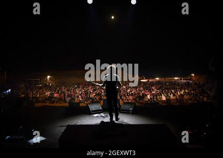 Riola Sardo, Italien. August 2021. Max Gazze durante Max Gazze - La Matematica dei Rami Tour, Concerto cantante italiano in Riola Sardo, Italia, 21 agosto 2021 Quelle: Unabhängige Fotoagentur/Alamy Live News Stockfoto