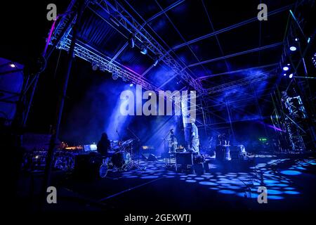 Riola Sardo, Italien. August 2021. Max Gazze durante Max Gazze - La Matematica dei Rami Tour, Concerto cantante italiano in Riola Sardo, Italia, 21 agosto 2021 Quelle: Unabhängige Fotoagentur/Alamy Live News Stockfoto