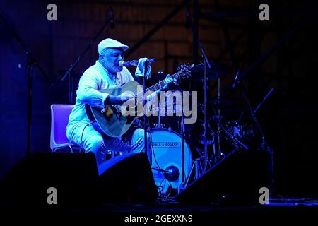 Riola Sardo, Italien. August 2021. Andrea Andrillo durante Max Gazze - La Matematica dei Rami Tour, Concerto cantante italiano in Riola Sardo, Italia, 21 agosto 2021 Quelle: Unabhängige Fotoagentur/Alamy Live News Stockfoto