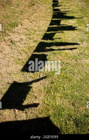 Fotografische Aufnahme des Schattens, der von den Kleidungsstücken erzeugt wird, die zum Trocknen in der Sonne aufgehängt wurden Stockfoto