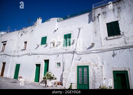 Die charakteristischen weißen Fußgängerzonen der Stadt Ostuni Puglia Italien Stockfoto