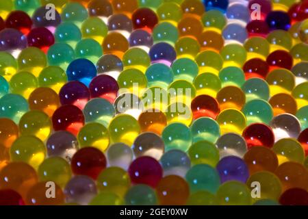 Viele verschiedene farbige Hydrogelbälle. Satz von mehrfarbigen orbis. Kristall-Wasserperlen für Spiele. Ideal für Hintergründe oder Texturen Stockfoto