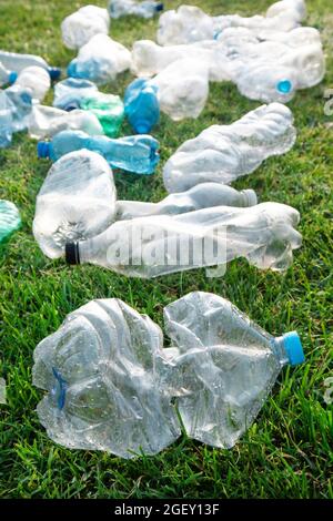 Zeichen der Unhöflichkeit benutzte Plastikflaschen, die auf einer Wiese abgelegt wurden Stockfoto