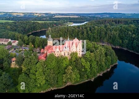 Czocha mittelalterliche Burg in Niederschlesien in Polen. Erbaut im 13. Jahrhundert mit vielen späteren Ergänzungen. Luftaufnahme im Sommer, am frühen Morgen. Kwisa River Stockfoto