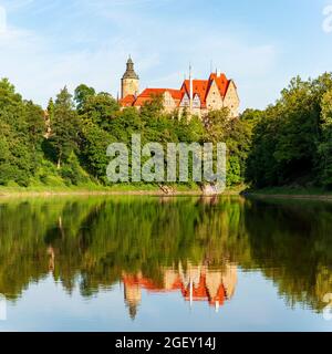 Czocha (Tzchocha) mittelalterliche Burg in Niederschlesien in Polen und ihre Wasserspiegelung im Fluss Kwisa. Erbaut im 13. Jahrhundert (der Hauptbehalten) mit vielen Stockfoto