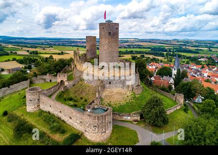 Ruine der mittelalterlichen Burg Münzenberg in Hessen. Erbaut im 12. Jahrhundert, eine der besterhaltenen Burgen aus dem Hochmittelalter in Deutschland. Summe Stockfoto