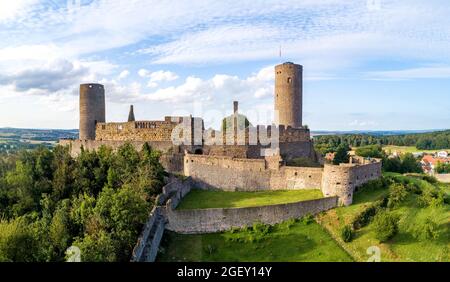 Ruine der mittelalterlichen Burg Münzenberg in Hessen. Erbaut im 12. Jahrhundert, eine der am besten erhaltenen Burgen aus dem Mittelalter in Deutschland. Sommer, Stockfoto