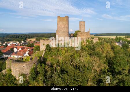 Ruine der mittelalterlichen Burg Münzenberg in Hessen. Erbaut im 12. Jahrhundert, eine der am besten erhaltenen Burgen aus dem Mittelalter in Deutschland. Sommer, Stockfoto