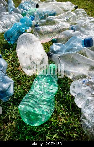 Zeichen der Unhöflichkeit benutzte Plastikflaschen, die auf einer Wiese abgelegt wurden Stockfoto