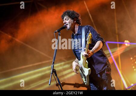 Riola Sardo, Italien. August 2021. Max Gazze durante Max Gazze - La Matematica dei Rami Tour, Concerto cantante italiano in Riola Sardo, Italia, 21 agosto 2021 Quelle: Unabhängige Fotoagentur/Alamy Live News Stockfoto