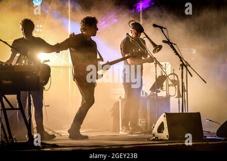 Riola Sardo, Italien. August 2021. Max Gazze durante Max Gazze - La Matematica dei Rami Tour, Concerto cantante italiano in Riola Sardo, Italia, 21 agosto 2021 Quelle: Unabhängige Fotoagentur/Alamy Live News Stockfoto