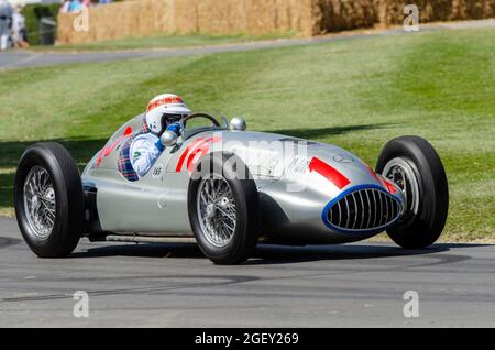 Mercedes Benz W165 klassischer Voiturette-Rennwagen beim Goodwood Festival of Speed 2014. Das leichtere deutsche Auto der 1930er Jahre auf der Strecke Stockfoto