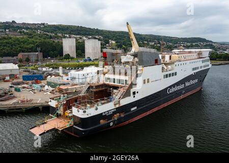 Neueste Ansichten der Drohne der kontroversen kaledonischen MacBrayne-Fähre Glen Sannox, die bei Ferguson Marine in Port Glasgow, Schottland, Großbritannien, in der Fertigung ist Stockfoto