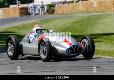 Mercedes Benz W165 klassischer Voiturette-Rennwagen beim Goodwood Festival of Speed 2014. Das leichtere deutsche Auto der 1930er Jahre auf der Strecke Stockfoto