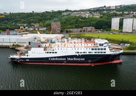 Neueste Ansichten der Drohne der kontroversen kaledonischen MacBrayne-Fähre Glen Sannox, die bei Ferguson Marine in Port Glasgow, Schottland, Großbritannien, in der Fertigung ist Stockfoto