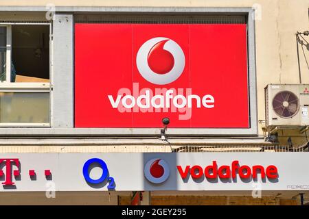 Karlsruhe, Deutschland - August 2021: Geschäftszeichen des multinationalen Telekommunikationsunternehmens „Vodafone“ Stockfoto