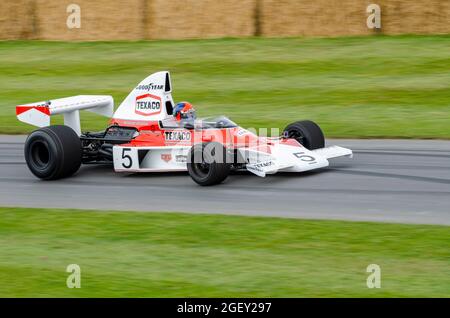 McLaren M23 F1, Grand-Prix-Rennwagen, der beim Goodwood Festival of Speed Motor Racing Event 2014 die Bergaufstiegsstrecke hochfährt Stockfoto