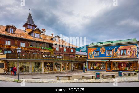 Oberammergau ist eine Gemeinde im Landkreis Garmisch-Partenkirchen in Bayern, Deutschland. Die kleine Stadt am Fluss Ammer ist für ihren Wald bekannt Stockfoto