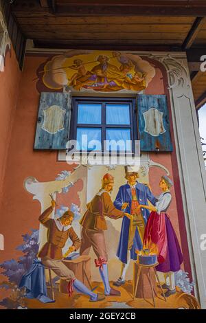 Oberammergau ist eine Gemeinde im Landkreis Garmisch-Partenkirchen in Bayern, Deutschland. Die kleine Stadt am Fluss Ammer ist für ihren Wald bekannt Stockfoto