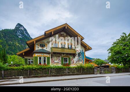 Oberammergau ist eine Gemeinde im Landkreis Garmisch-Partenkirchen in Bayern, Deutschland. Die kleine Stadt am Fluss Ammer ist für ihren Wald bekannt Stockfoto