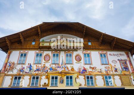 Oberammergau ist eine Gemeinde im Landkreis Garmisch-Partenkirchen in Bayern, Deutschland. Die kleine Stadt am Fluss Ammer ist für ihren Wald bekannt Stockfoto