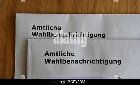 Großansicht von zwei Briefen mit offiziellen Wahlkarten (auf Umschlag: 'amtliche Wahlbenachrichtigung') für die Parlamentswahlen. Stockfoto