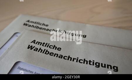Briefe mit amtlichen Wahlkarten (auf Umschlag: 'amtliche Wahlbenachrichtigung') für die Bundestagswahl in Deutschland 2021. Stockfoto
