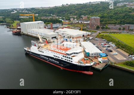 Aktuelle Ansichten der Drohne der umstrittenen kaledonischen MacBrayne-Fähre Glen Sannox, die in der Ferguson Marine Werft in Port Glasgow in Produktion ist Stockfoto