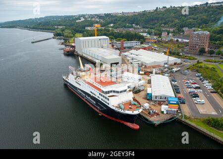 Aktuelle Ansichten der Drohne der umstrittenen kaledonischen MacBrayne-Fähre Glen Sannox, die in der Ferguson Marine Werft in Port Glasgow in Produktion ist Stockfoto