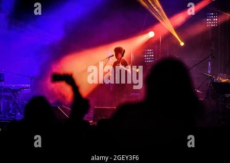 Riola Sardo, Italien. August 2021. Max Gazze durante Max Gazze - La Matematica dei Rami Tour, Concerto cantante italiano in Riola Sardo, Italia, 21 agosto 2021 Quelle: Unabhängige Fotoagentur/Alamy Live News Stockfoto