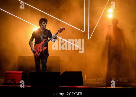 Riola Sardo, Italien. August 2021. Max Gazze durante Max Gazze - La Matematica dei Rami Tour, Concerto cantante italiano in Riola Sardo, Italia, 21 agosto 2021 Quelle: Unabhängige Fotoagentur/Alamy Live News Stockfoto