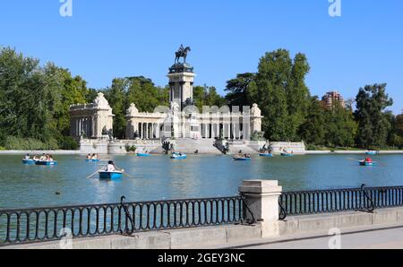 Der Bootssee im Retiro öffentlichen Park Madrid Spanien mit Ruderbooten Stockfoto