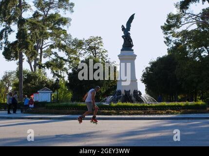 Brunnen des gefallenen Engels im Retiro Park in Madrid Spanien mit einem Rollerballenspringen im Vordergrund Stockfoto