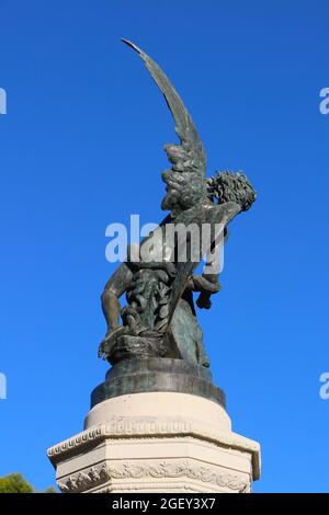 Brunnen des gefallenen Engels in der Nachmittagssonne El Retiro Park Madrid Spanien Stockfoto