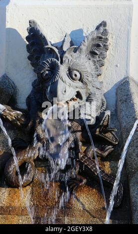 Nahaufnahme eines der Teufelsköpfe am Brunnen des gefallenen Engels Buen Retiro Park Madrid Spanien Stockfoto