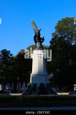 Brunnen des gefallenen Engels El Retiro Park Madrid Spanien in der starken Sommernachmittagssonne mit tiefen Schatten Stockfoto